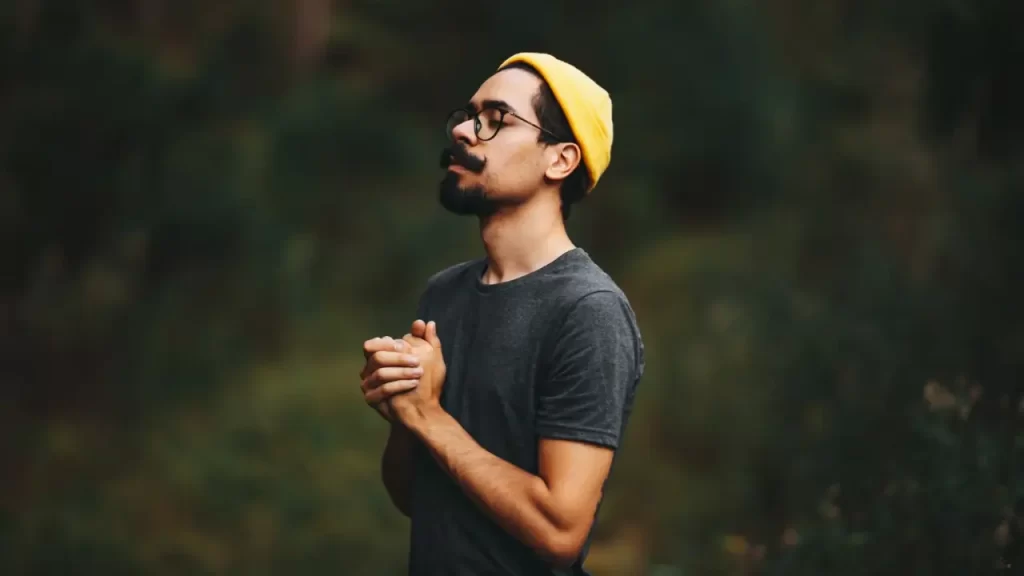 Pessoa refletindo e orando.