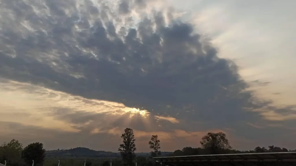 Luz da natureza simbolizando a alegria do Senhor como fonte de força e esperança.