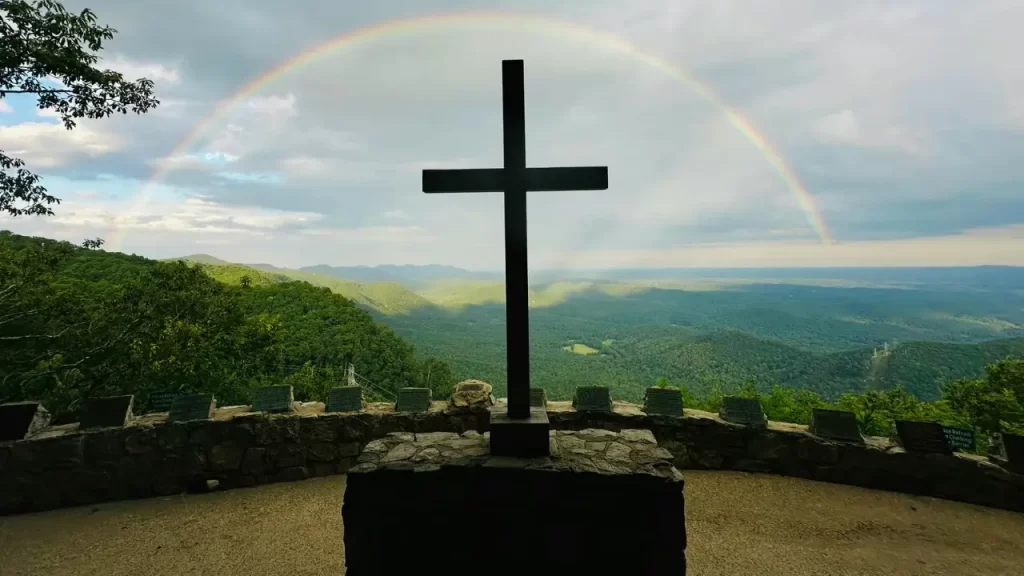 Uma cruz sobre uma rocha , representando fé inabalável.