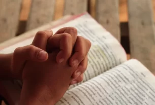 Bíblia aberta para iniciar um devocional.