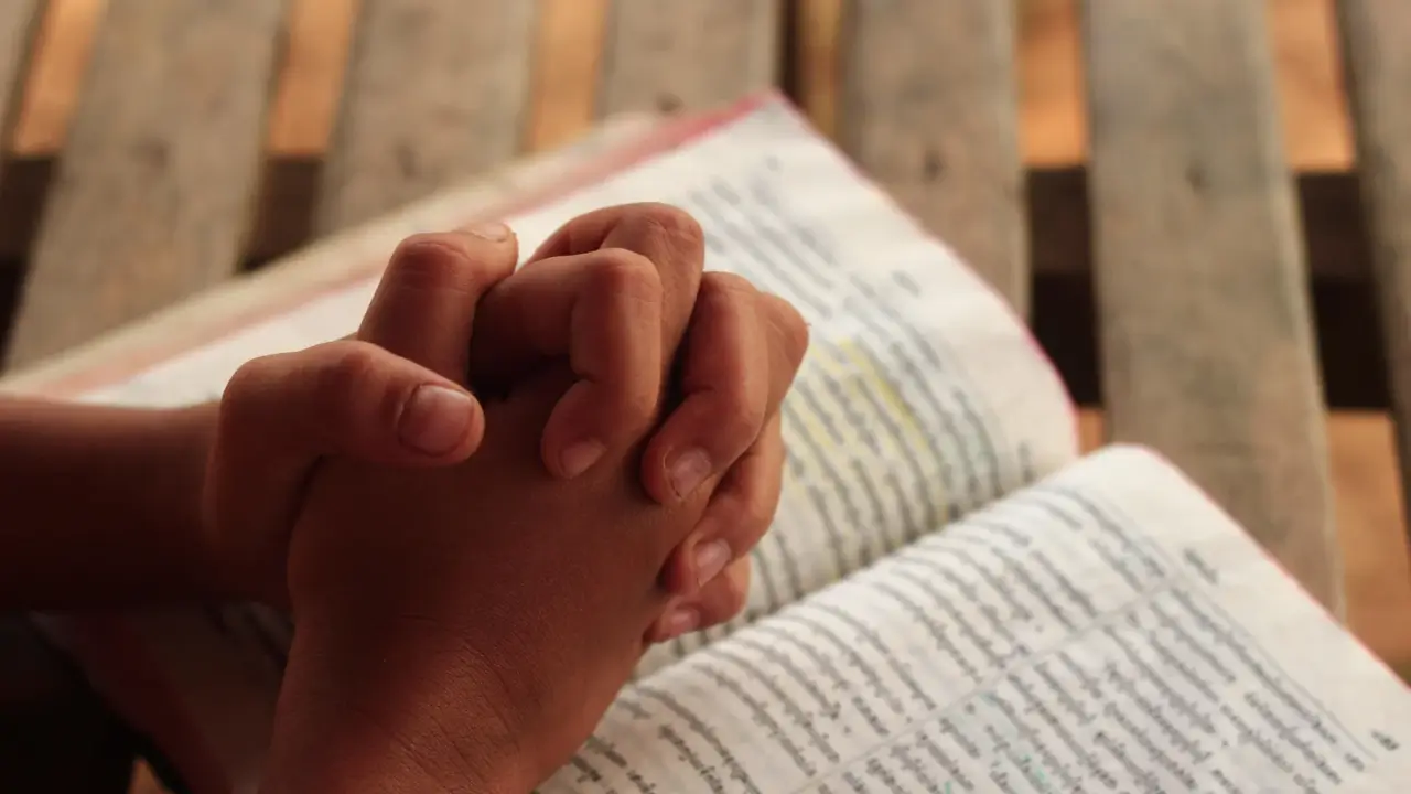 Bíblia aberta para iniciar um devocional.