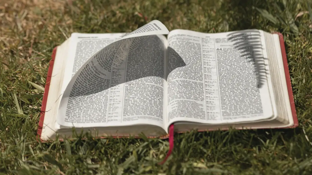 Bíblia aberta para iniciar um devocional.