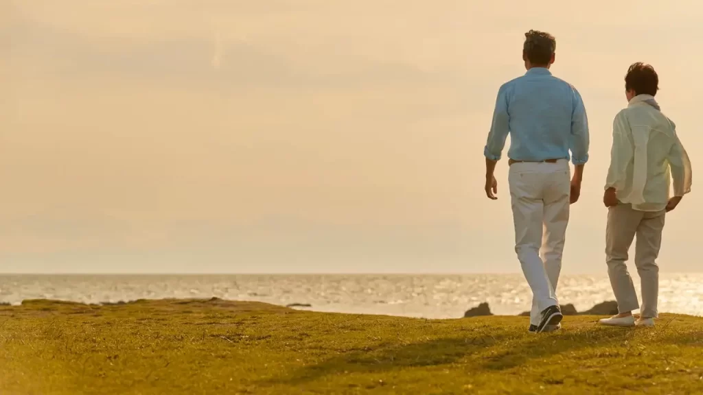 pessoa caminhando em direção ao horizonte com fé.