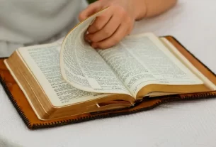 Bíblia aberta para iniciar um devocional.