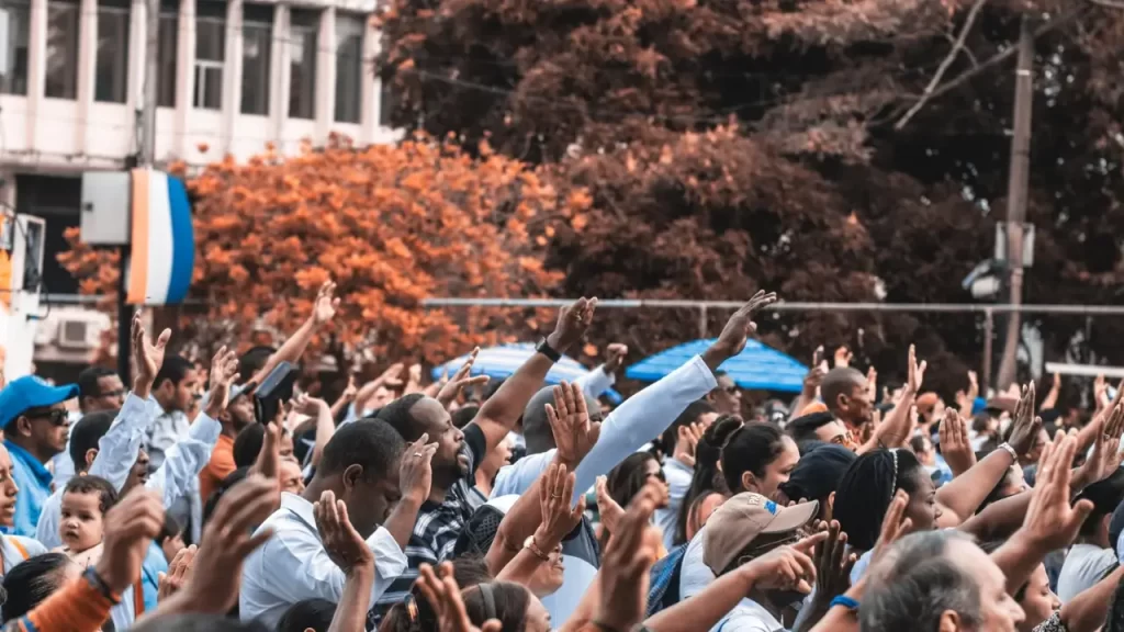 Comunidade reunida em oração.
