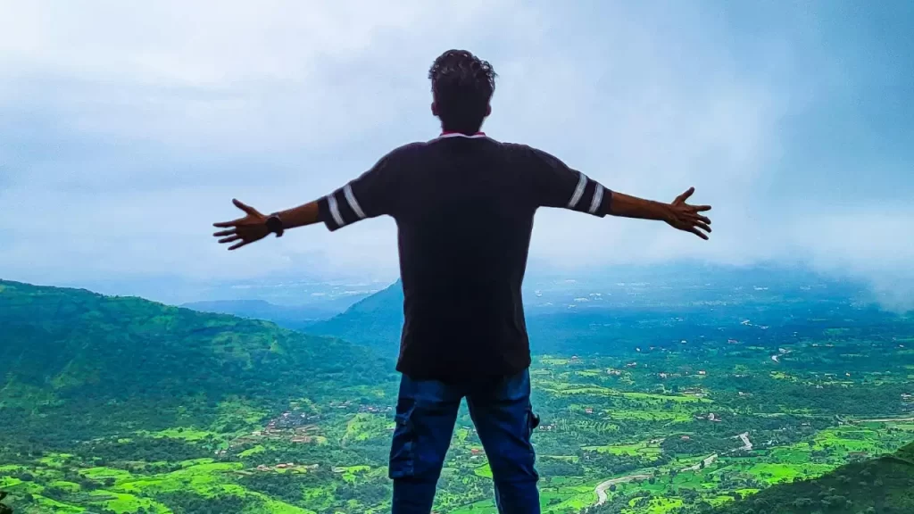 Imagem de alguém olhando para o horizonte. 