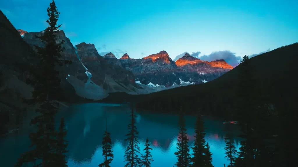Uma paisagem calma, com um lago ao amanhecer.