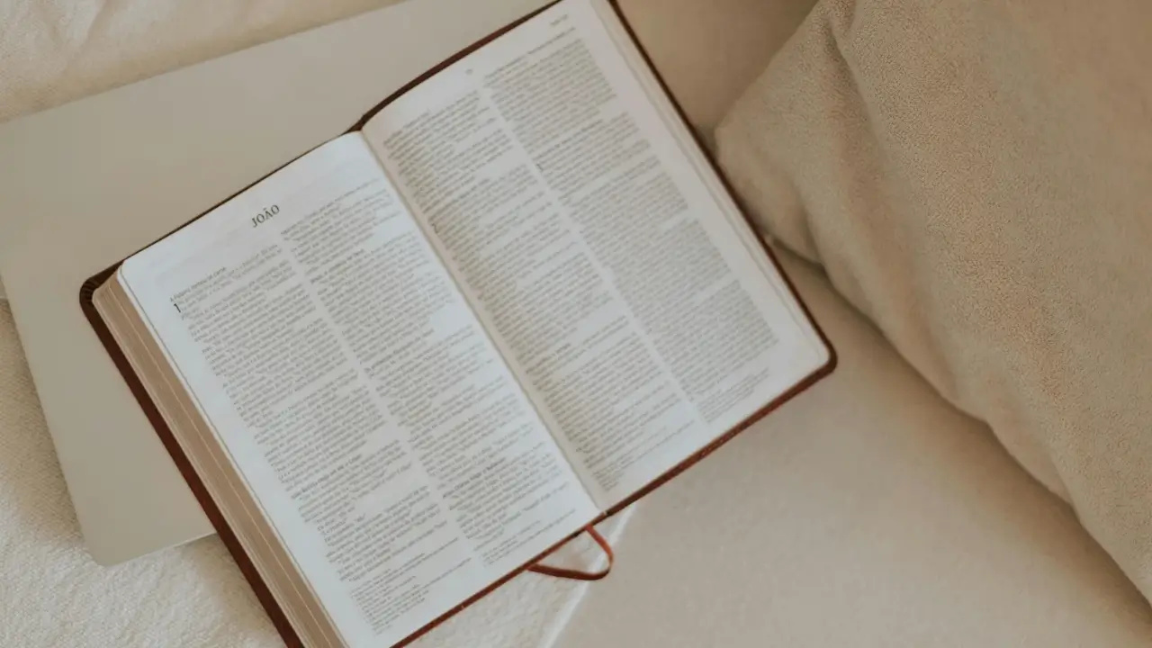 Bíblia aberta para iniciar um devocional diário.