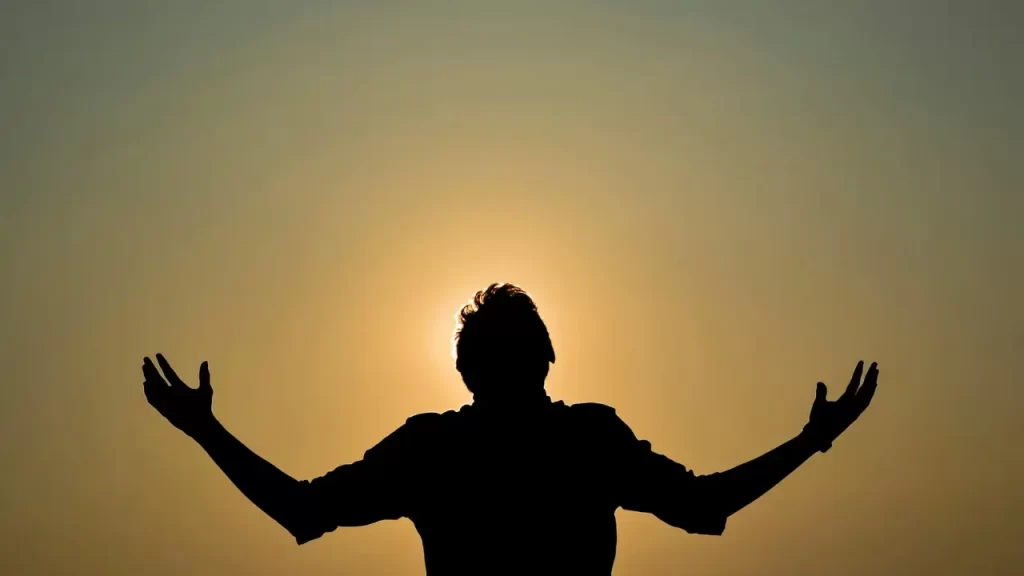 mãos erguidas em gratidão.