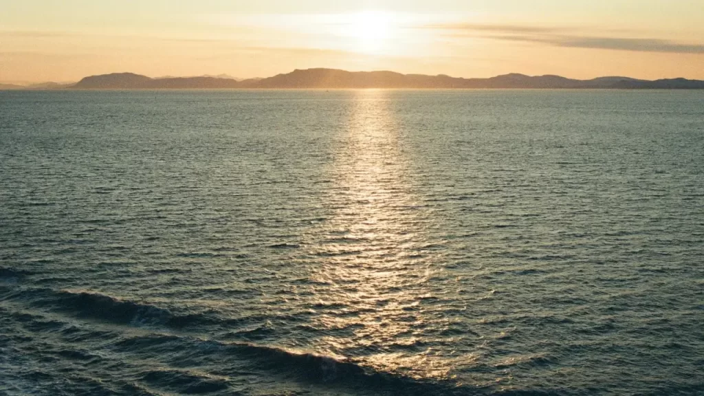 Cenário tranquilo, como um pôr do sol e uma paisagem serena.