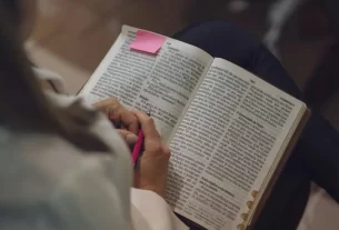 Bíblia aberta para iniciar um devocional diário.