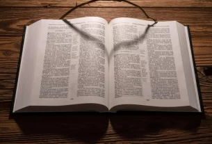 Bíblia aberta para iniciar um devocional diário.