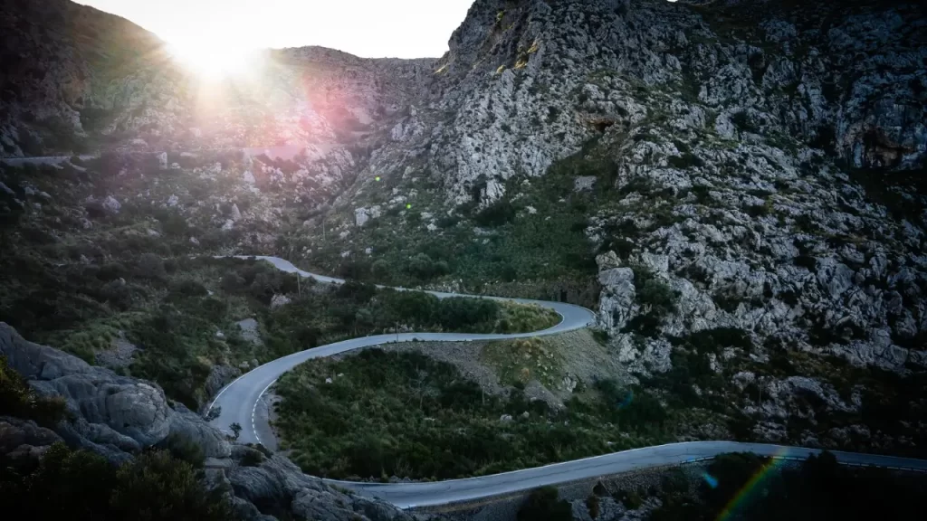 Amanhecer com rochas simbolizando comunhão e fé renovada.