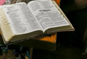 Bíblia aberta para iniciar um devocional.