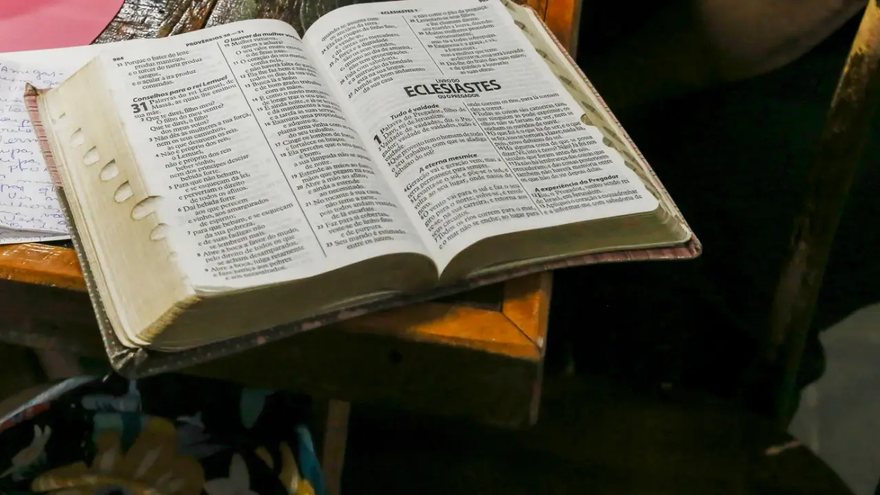 Bíblia aberta para iniciar um devocional.