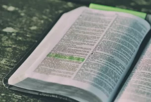 Bíblia aberta para iniciar um devocional diário.