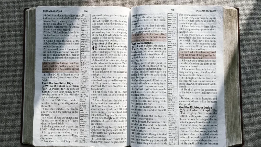 Bíblia aberta para contextualizar o artigo. 