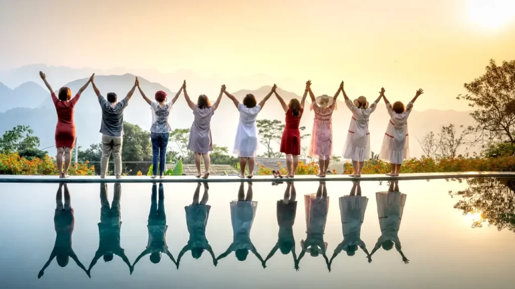 Grupo de pessoas reunidas. 