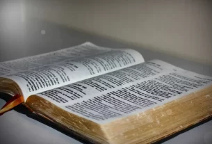 Bíblia aberta para iniciar um devocional.