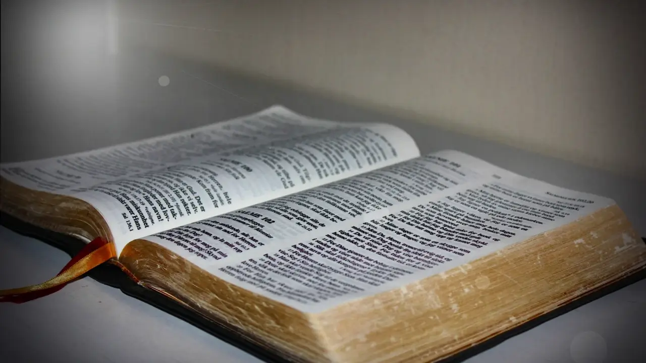 Bíblia aberta para iniciar um devocional.