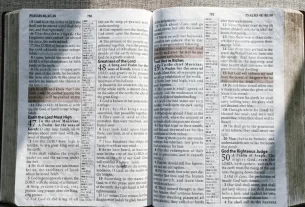 Bíblia aberta para iniciar um devocional.