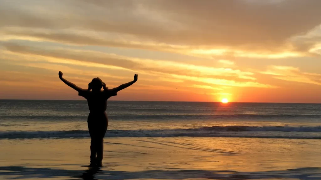 Pessoa de braços abertos, Entrega e confiança total em Deus.