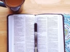 Bíblia aberta para iniciar um Devocional.