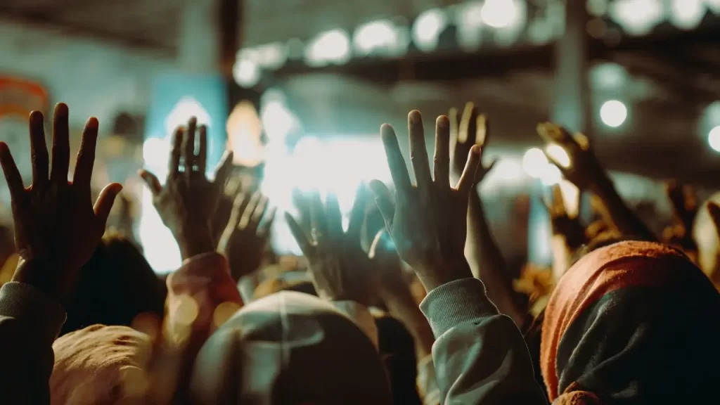 uma imagem de oração, com mãos erguidas.