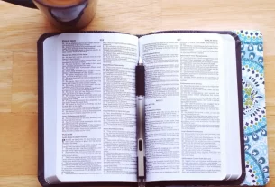Bíblia aberta para iniciar um devocional.