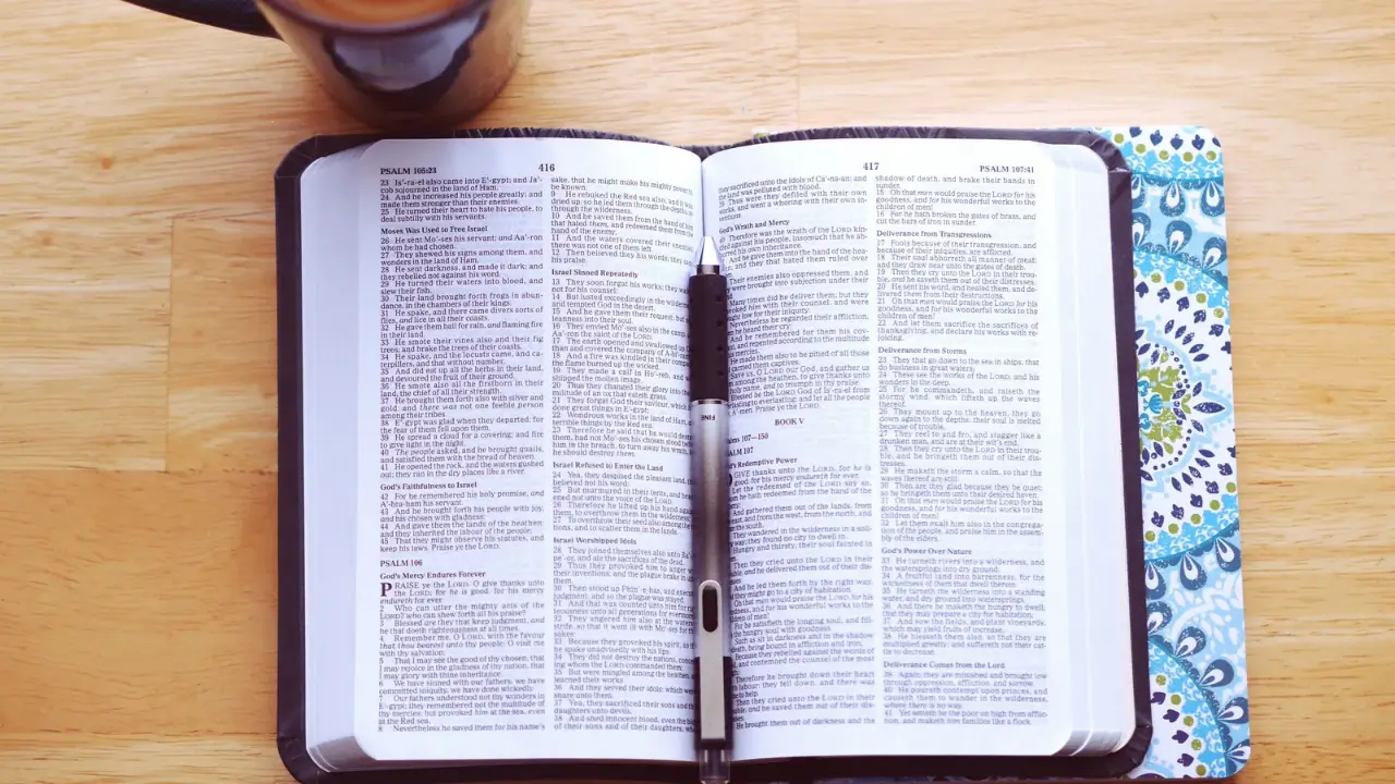 Bíblia aberta para iniciar um devocional.