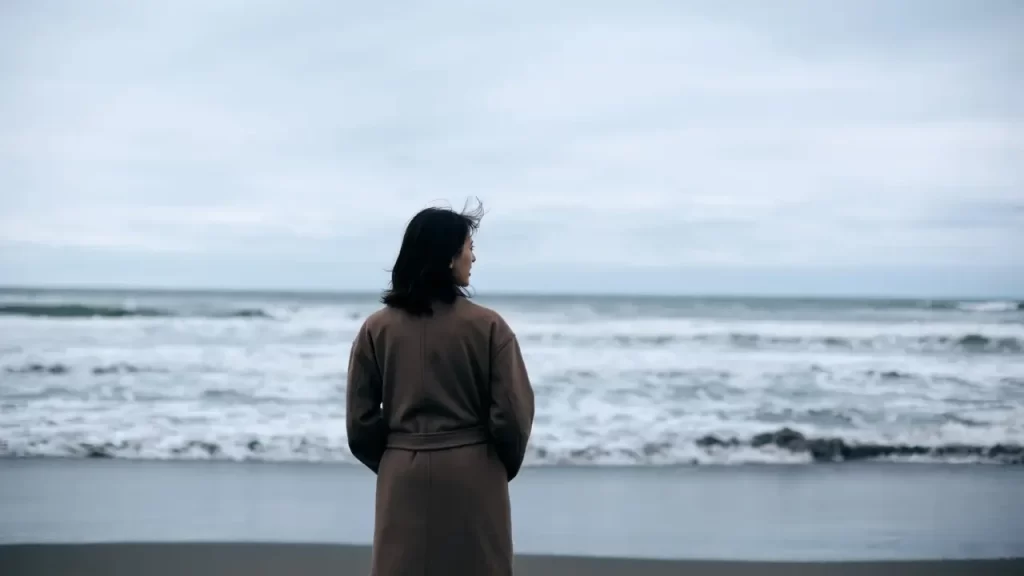 Uma imagem que remeta à fé com  alguém olhando para o horizonte