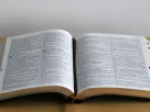 Bíblia aberta para iniciar um devocional