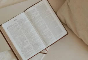 Bíblia aberta para iniciar um devocional.