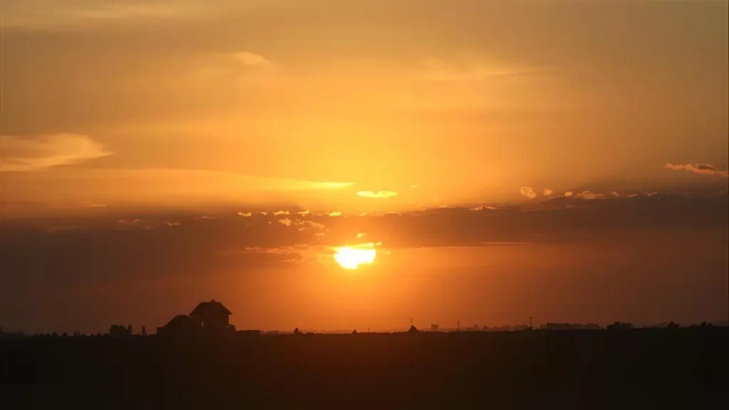 Uma imagem de esperança, luz ao amanhecer reforçar a mensagem de restauração e descanso em Cristo.