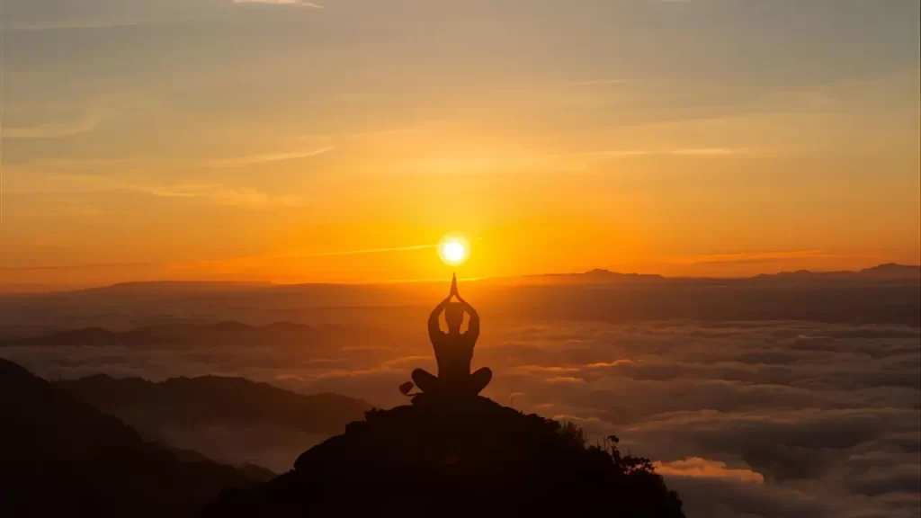 Uma imagem leve e calma, com um pôr do sol.. 