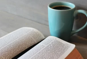 Bíblia aberta para iniciar um devocional.