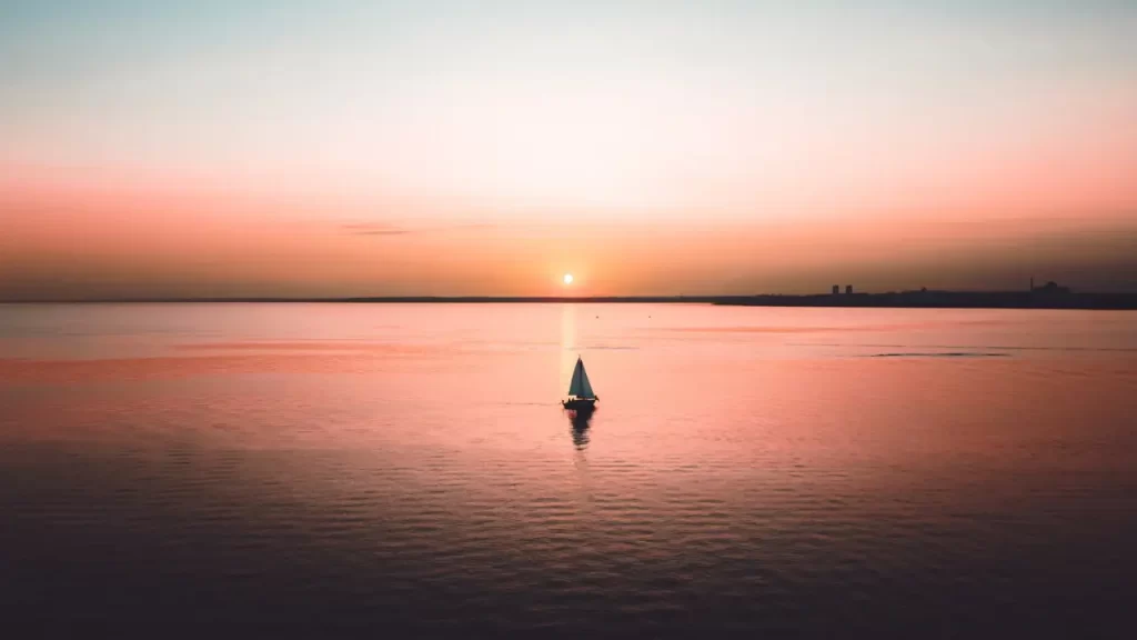 Imagem calma de um pôr do sol. 