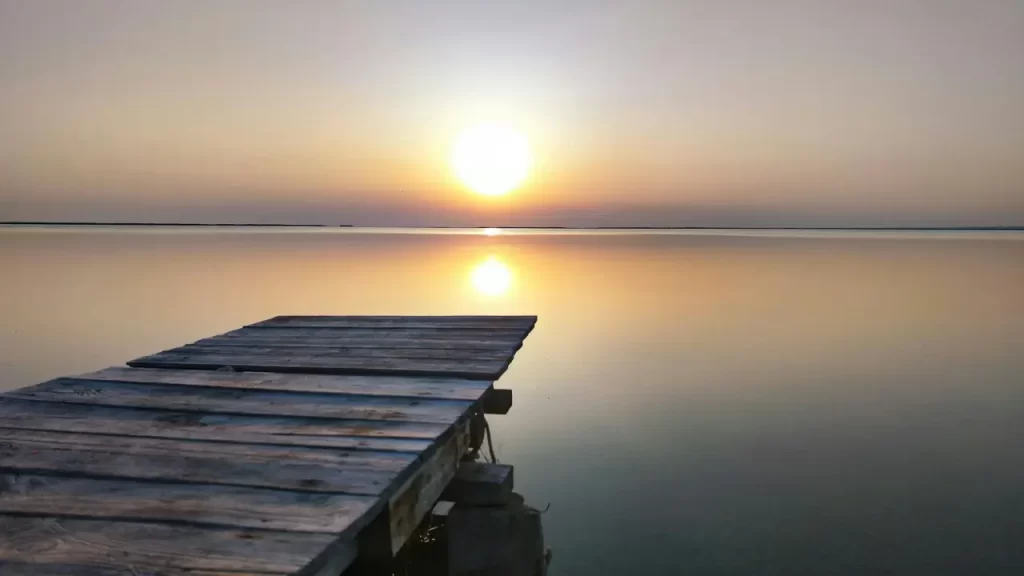 Uma imagem tranquila de um pôr do sol.