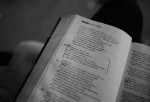 Bíblia aberta para iniciar um devocional.