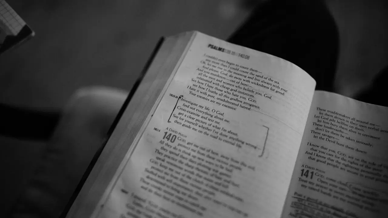 Bíblia aberta para iniciar um devocional.