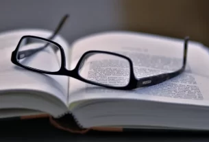 Bíblia aberta para iniciar um devocional.