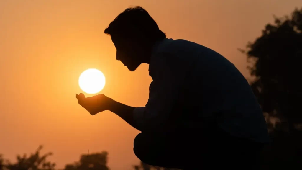 Uma pessoa sobre o pôr do sol