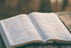 Bíblia aberta para iniciar um devocional