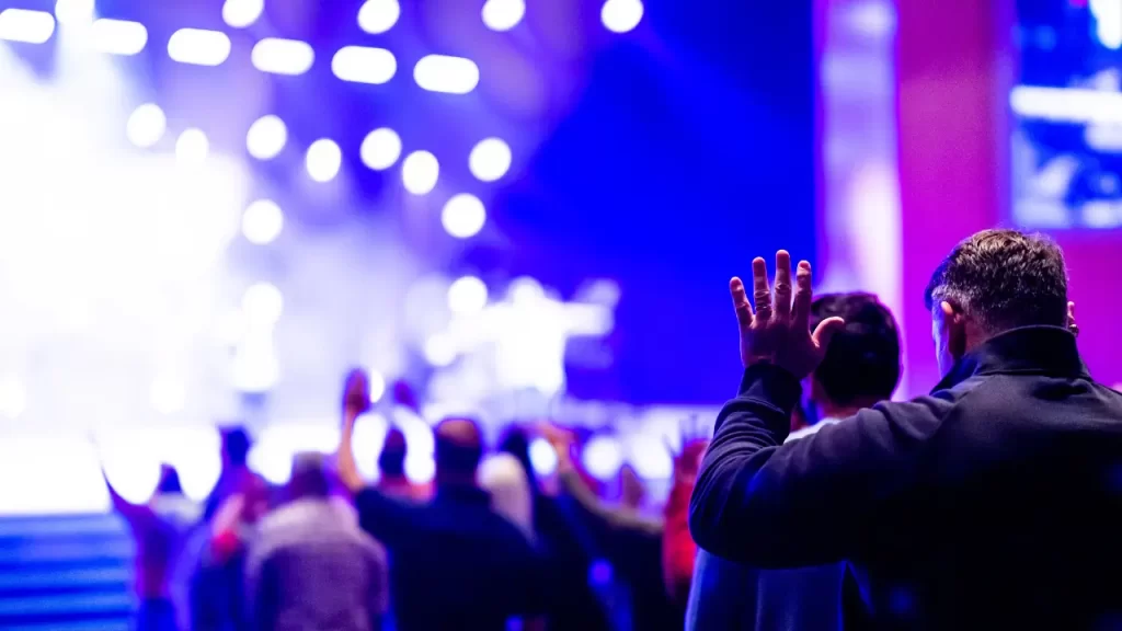 Pessoa em oração na igreja.
