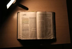 Bíblia aberta para iniciar um devocional.