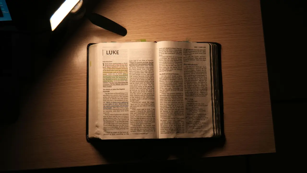 Bíblia aberta para iniciar um devocional.