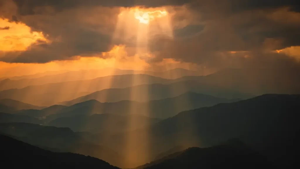 Imagem de raios de sol atravessando as nuvens. 