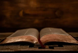 Bíblia aberta para iniciar um devocional.