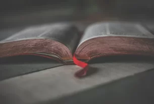 Bíblia aberta para iniciar um devocional.