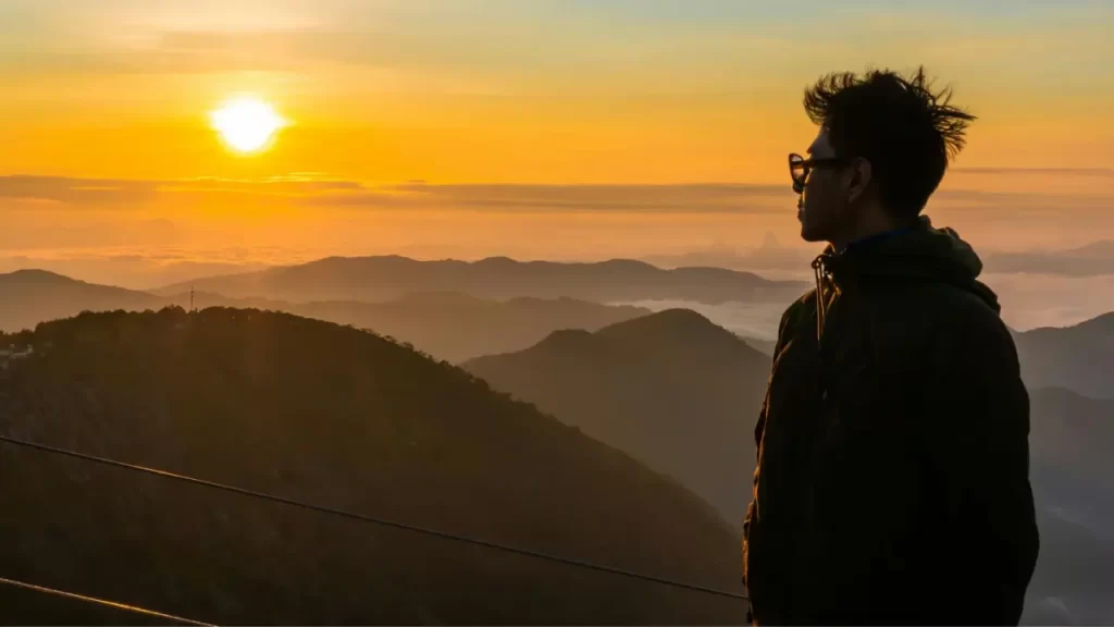 Uma imagem inspiradora, como o nascer do sol, com alguém alcançando uma montanha,